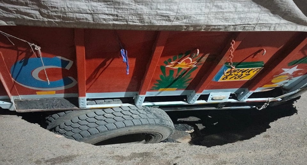 नशे में धुत चालक ने सोसायटी के गेट में घुसाया ट्रक, गार्ड घायल