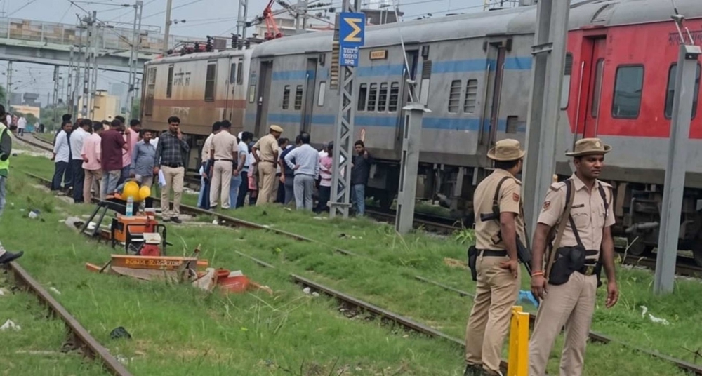 महानंदा एक्सप्रेस के इंजन समेत तीन हिस्से पटरी से उतरे; मची अफरा-तफरी