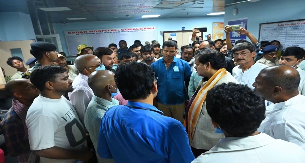 गैस रिसाव के बाद लगी भीषण आग, दो मासूम बच्चों की मौत, 17 लोग झुलसे