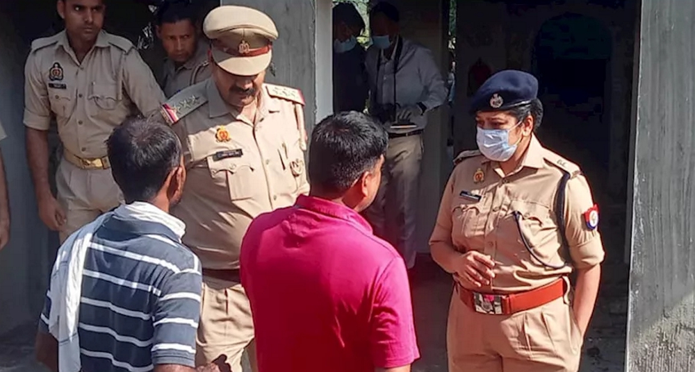 मंदिर परिसर में दो सेवादारों की हत्या, शव जलाए, पुलिस जांच में जुटी