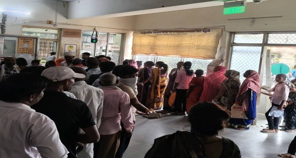 दिल्ली के सरकारी अस्पतालों में मुफ्त दवा का दावा फेल, दवाओं के लिए घंटों लाइन
