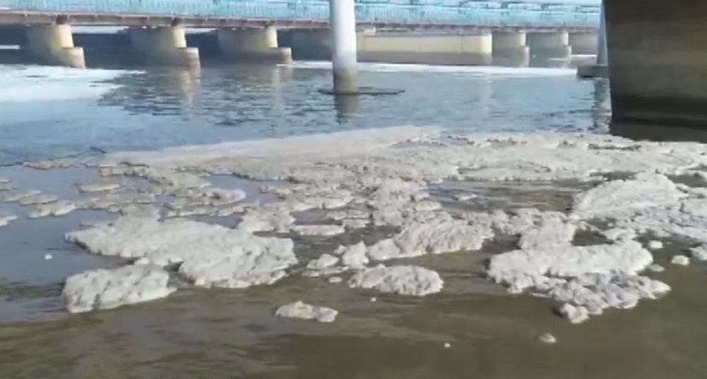 कालिंदी कुंज में यमुना नदी की सतह पर छाया जहरीला झाग