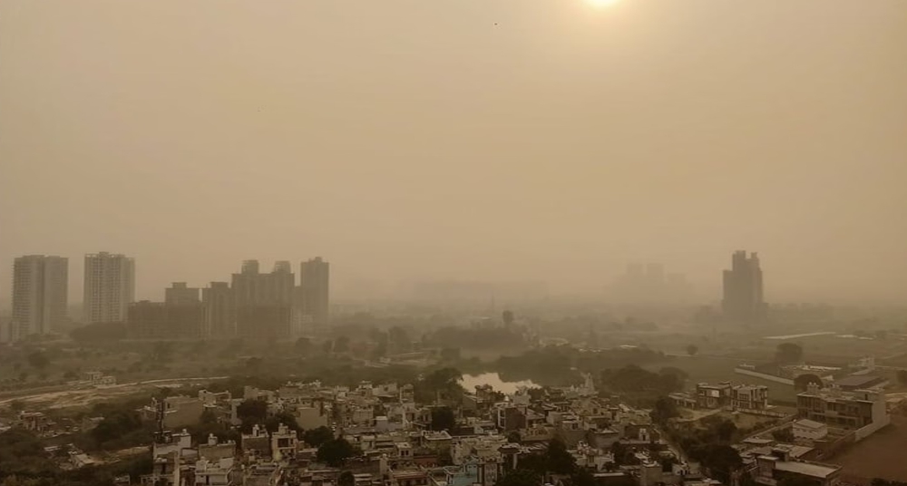 दिल्ली में सांसों पर दोहरा संकट