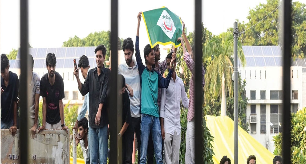 प्रदर्शनकारी छात्रों को तुरंत कैंपस खाली करने का अंतिम नोटिस, कार्रवाई की चेतावनी