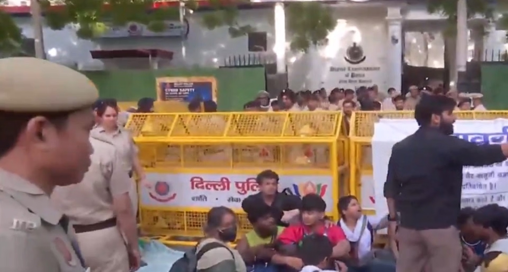 पुलिस ने प्रदर्शनकारियों को हिरासत में लिया, संसद मार्ग पुलिस स्टेशन के बाहर कर रहे थे प्रदर्शन