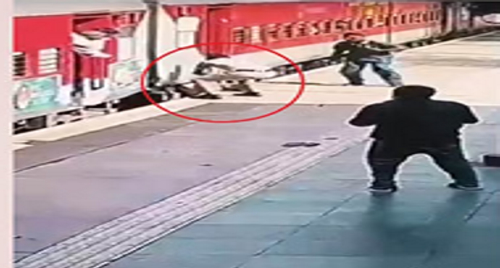चलती ट्रेन और प्लेटफॉर्म के बीच फंसा यात्री, आरपीएफ जवान ने जान पर खेल बचाया