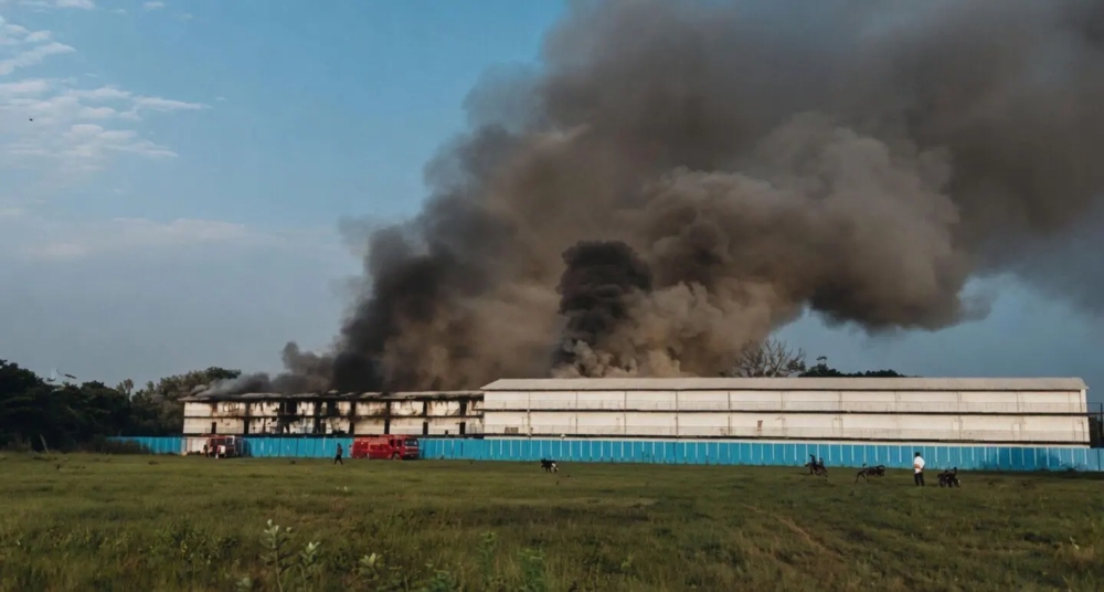 लखनऊ एयरपोर्ट परिसर में लगी भीषण आग, दो मजदूर झुलसे